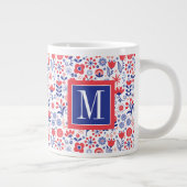 Monogrammm| Blaues und Korallenblumenmuster Jumbo-Tasse (Rechts)