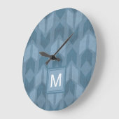 Monogrammm | Outdoor Geo Step | Blaues Pfeilmuster Große Wanduhr (Winkel)