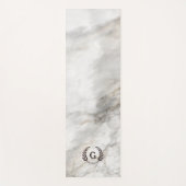 Monogrammm. Weizenlaurel auf weißem Marmor. Yogamatte (Vorderseite)