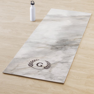 Monogrammm. Weizenlaurel auf weißem Marmor. Yogamatte