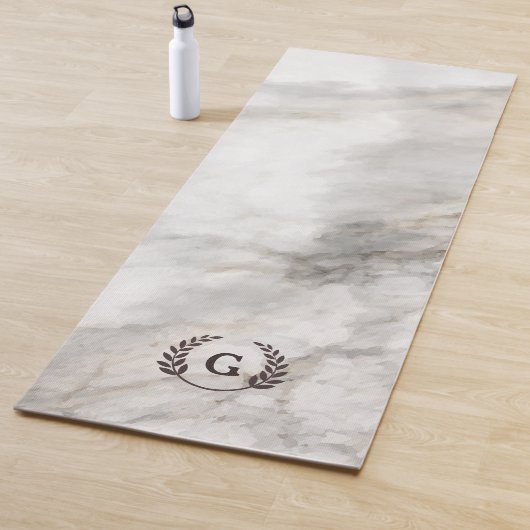 Monogrammm. Weizenlaurel auf weißem Marmor. Yogamatte (Beispiel)
