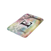 Monogrammname auf Aquarellfarben-Blume in Pastellf Badematte (Schrägansicht)