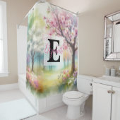Monogrammname auf Aquarellfarben-Blume in Pastellf Duschvorhang (Beispiel)