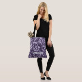 Monogrammname auf Lila Camouflage | Tasche (Am Model)