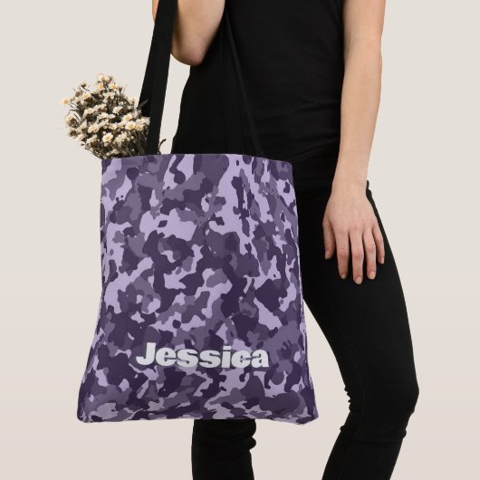 Monogrammname auf Lila Camouflage | Tasche (Von Nahem)