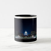 Monona-Terrasse und Madison-Hauptstadt nachts Zweifarbige Tasse (Mittel)