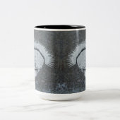 Monotone-Tasse mit zwei Skullen Zweifarbige Tasse (Mittel)