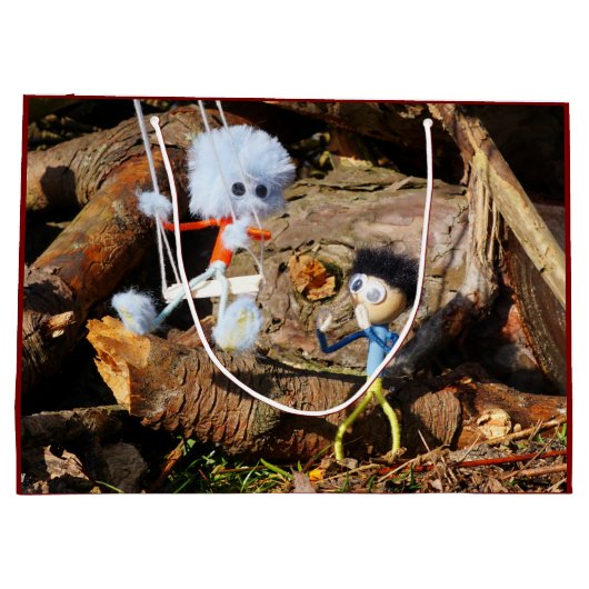 Monster Fubby op schommel. Große Geschenktüte (Rückseite)