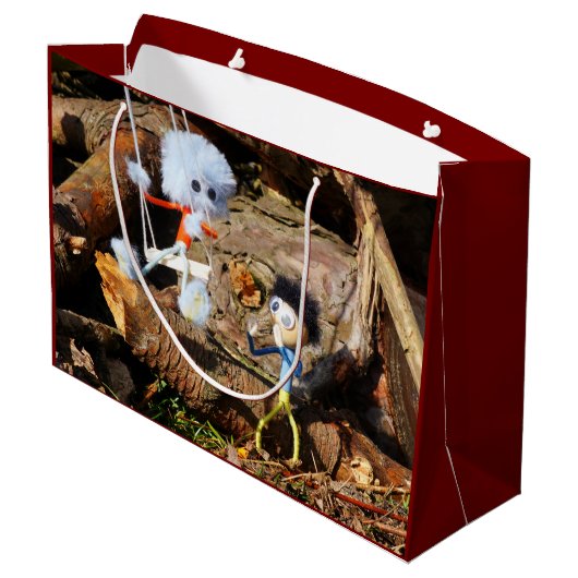 Monster Fubby op schommel. Große Geschenktüte (Rückseite Schrägansicht)