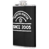 Monster Hunter Sigil erschütterte Typografie Flachmann (Links)