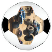 Monster-Lkw, die in der Wüste fahren, Fußball (Gedreht)