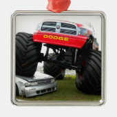 Monster Truck Smashing Car Ornament Aus Metall (Vorne)
