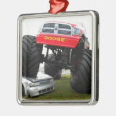 Monster Truck Smashing Car Ornament Aus Metall (Links)