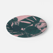 Monstera Blätter auf Rosa Pappteller (Schrägansicht)