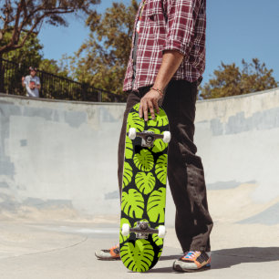 Monstera-Blätter in Lime Green und Schwarz Skateboard