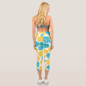 Monstera-Blätter in Türkis, Gelb und Weiß Capri Leggings (Rückseite)