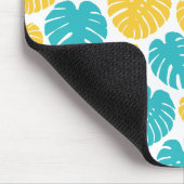 Monstera-Blätter in Türkis, Gelb und Weiß Mousepad (Ecke)