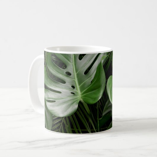 Monstera Blätter, luxuriöse tropische Anordnung. Kaffeetasse (Vorderseite Links)