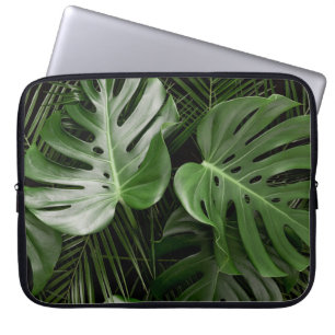 Monstera Blätter, luxuriöse tropische Anordnung. Laptopschutzhülle