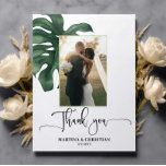 Monstera Leaf Hochzeit Vielen Dank Flat Card<br><div class="desc">Monstera Tropical Leaf Wedding Dankeschön Card Mit unserer preiswerten Wedding Dankeschön Card Ihr Foto, Monstera Blatt und Ihr wunderschön gefertigter Kalligraphie-Schriftart mit Eleganz und Charme ausdrücken. Mit Sorgfalt erstellt, bietet diese Dankeschön-Karte einen herzlichen Weg, Ihre Lieben zu schätzen. Die Aufnahme Ihres Hochzeitsstils bringt eine persönliche Touch mit sich, die es...</div>