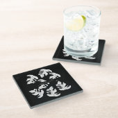 Monstera Schwarz-weiße botanische Hochzeit Glasuntersetzer (Schrägansicht)