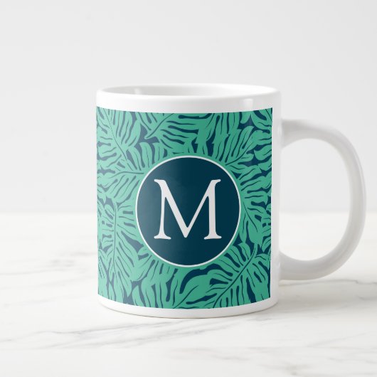 Monstera Tropical Leaf Muster| Monogramm Jumbo-Tasse (Rechts)