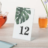 Monstera Tropical Leaf Wedding Tischnummer Sockelschild (In SItu)