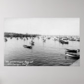 Monterey, CA - Bucht mit Hunderten von Holzbooten Poster (Vorne)