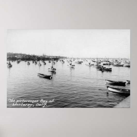 Monterey, CA - Bucht mit Hunderten von Holzbooten Poster (Vorne)