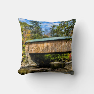 Montgomery Covered Bridge mit Herbstlaub Kissen