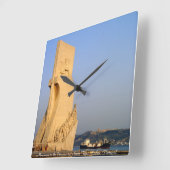 Monument to the Discoveries, Lisbon, Portugal Quadratische Wanduhr (Winkel)