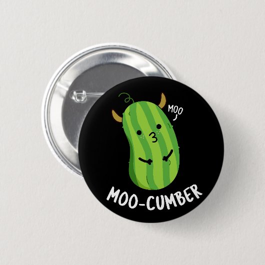 Moo-cumber Funny Veggie Cucumber Pun Dark BG Button (Vorne & Hinten)