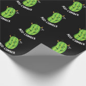 Moo-cumber Funny Veggie Cucumber Pun Dark BG Geschenkpapier (Ecke)