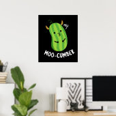 Moo-cumber Funny Veggie Cucumber Pun Dark BG Poster (Heimbüro)