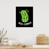 Moo-cumber Funny Veggie Cucumber Pun Dark BG Poster (Küche)