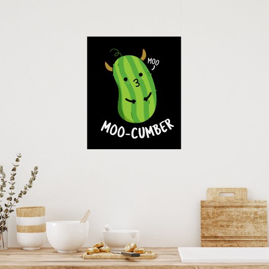 Moo-cumber Funny Veggie Cucumber Pun Dark BG Poster (Küche)