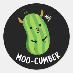 Moo-cumber Funny Veggie Cucumber Pun Dark BG Runder Aufkleber