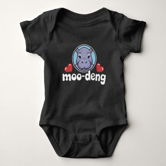 Moo Deng Bouncy Pig in Thai Picture Baby Hippo Baby Strampler (Vorderseite)