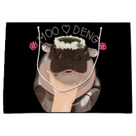 Moo Deng, ein Hippo aus Thailand, ist berühmt. Große Geschenktüte