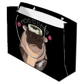 Moo Deng, ein Hippo aus Thailand, ist berühmt. Große Geschenktüte (Rückseite Schrägansicht)