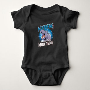 MOO DENG Hippo fährt das MOO DENG Baby Strampler