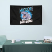 MOO DENG Hippo fährt das MOO DENG Banner (Messeveranstaltung)