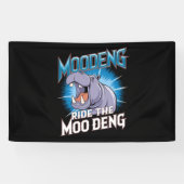 MOO DENG Hippo fährt das MOO DENG Banner (Horizontal)
