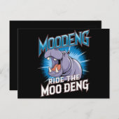MOO DENG Hippo fährt das MOO DENG Postkarte (Vorne/Hinten)