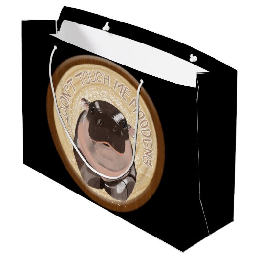 Moo Deng Hippo Große Geschenktüte (Rückseite Schrägansicht)
