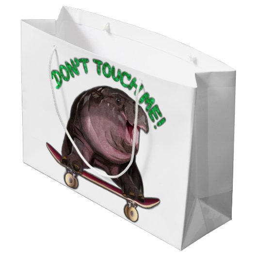 Moo Deng Hippo Große Geschenktüte (Rückseite Schrägansicht)