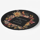 Moody Autumn Floral Monogram Pappteller (Schrägansicht)