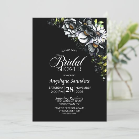 Moody Black Floral Brautparty Einladung (Stehend Vorderseite)