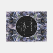 Moody Black Floral Classic Couple Names Wedding Fleecedecke (Vorderseite (Horizontal))
