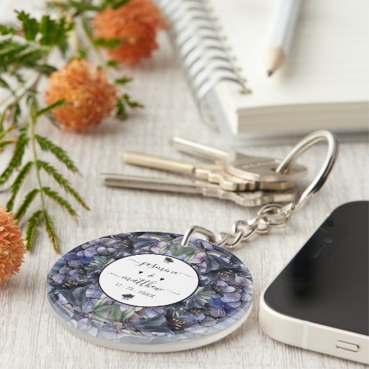 Moody Black Floral Klassische Namen Hochzeit Schlüsselanhänger (Vorderseite rechts)